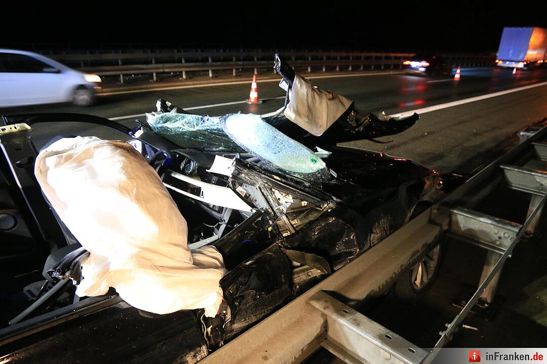 Fahranfänger schleudert mit BMW in Lastwagen - Vater bei Crash eingeklemmt und schwerst verletzt