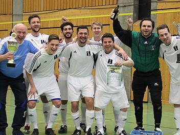 Ausgelassener Jubel beim Team von Dr. Schneider nach dem Turniergewinn mit dem Siegerpokal.  Foto: Dominic Buckreus