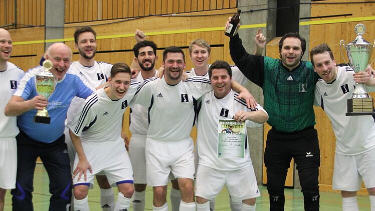 Ausgelassener Jubel beim Team von Dr. Schneider nach dem Turniergewinn mit dem Siegerpokal.  Foto: Dominic Buckreus