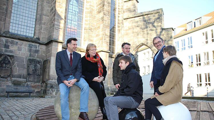 Engagieren sich mit Leib und Seele für die evangelische Kirche: Dekan Stefan Kirchberger, die Kirchenvorsteher Gisela Bönel (St. Johannis Rödental), René Oelke (Kirchengemeinde Scherneck) , Martin Umlauff (St. Moriz), Dekan Andreas Kleefeld und Lisa Rosemann (Kirchengemeinde Großwalbur). Foto: Christiane Lehmann