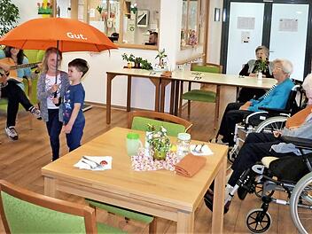 Die Kinder beim Auftritt im "Rosengarten" Foto: Werner Reißaus