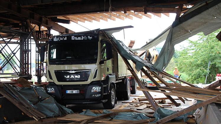 Durch den Unfall stürzten Brückenteile auf einen unbeteiligten, entgegenkommenden Lkw. Foto: Ronald Heck