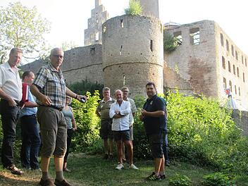 Vom Steilhang unterhalb der Burgmauer wollen Hammelburger Gleitschirmflieger künftig in die Lüfte starten, so der Wunsch von Vereinsvorsitzenden Marcel Lübbe (rechts).       Winfried Ehling