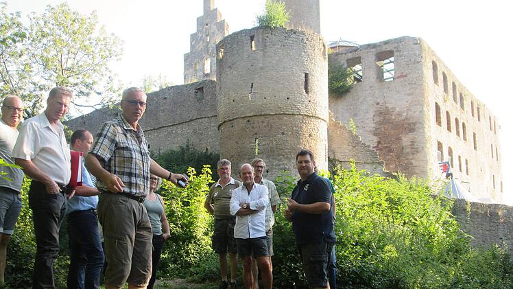 Vom Steilhang unterhalb der Burgmauer wollen Hammelburger Gleitschirmflieger künftig in die Lüfte starten, so der Wunsch von Vereinsvorsitzenden Marcel Lübbe (rechts).       Winfried Ehling