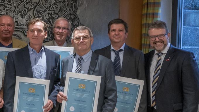 HWK-Hauptgesch&auml;ftsf&uuml;hrer Thomas Koller (links) und HWK-Pr&auml;sident Thomas Zimmer (rechts) zeichneten mit Friedrich &Uuml;bel, Peter Reikanhas, Susanne Mayr, Heinz Wanderer, Bernd Stadler, Friedrich G&ouml;lkel, Hermann N&auml;ther und Hans-Michael K&ouml;stner (von links) die Verdienten Ausbilder des oberfr&auml;nkischen Handwerks 2018 aus. Foto: Andreas Harbach