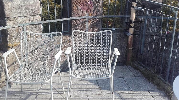 Die Besucher können es sich auf zwei Stühlen bequem machen. Dafür haben die "Unruhe-Stifter" gesorgt. Foto: Christian Schuberth,