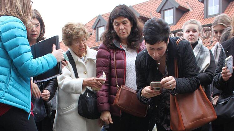 Angehörige und Nachfahren der Familie Marx machen Erinnerungsfotos in der Bamberger Straße.
