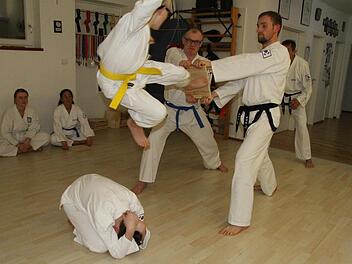 Demonstration der Körperbeherrschung im Weisendorfer Dojo: Taekwon-Do ist deutlich mehr als "nur" eine Kampfsportart. Es geht um Konzentration, Kraft und einer Einstellung zum Sport, aber auch zum alltäglichen Leben.    Fotos: Michael Busch