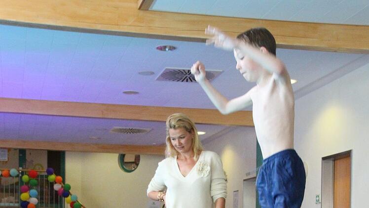 Schwimmaktion der Sinnberg Grundschule mit Franziska van Almsick im Hotel Sonnenhügel. Foto: Benedikt Borst