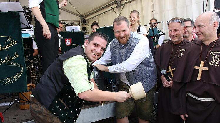 Bieranstich unter der Beobachtung der Mönche Foto: Michael Stelzner
