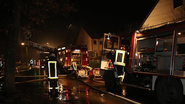 Zahlreiche Feuerwehren waren letzte Nacht im Einsatz  um einen Brand in einem schwer zug&auml;nglichen Reihenhaus zu l&ouml;schen.Dagmar Besand