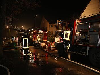 Zahlreiche Feuerwehren waren letzte Nacht im Einsatz  um einen Brand in einem schwer zugänglichen Reihenhaus zu löschen.Dagmar Besand