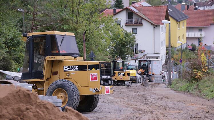 Die Kanalarbeiten in der Burgstraße sind beendet. Jetzt geht es an die Fahrbahn und die Gehsteige. Benedikt Borst