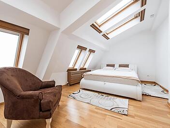 Ein Schlafzimmer mit Blick in den Sternenhimmel: Dachfenster machen es möglich.   Foto: stock.adobe.com