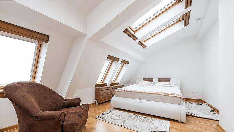 Ein Schlafzimmer mit Blick in den Sternenhimmel: Dachfenster machen es möglich.   Foto: stock.adobe.com