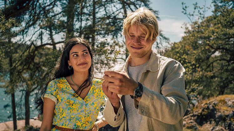 Jonas (Karl Schaper) und Sofia (Sogol Faghani) haben beide eine komplizierte Vergangenheit. Trotzdem kommen sie sich in "Inga Lindstr&ouml;m: Rezept f&uuml;r die Liebe" n&auml;her.