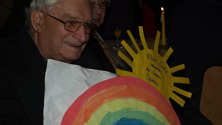 Pfarrer Karl Memmel nahm zu seinem Priesterjubiläum viele Geschenke entgegen.