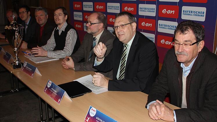 Günter Gerling, Peter Bursy, Bürgermeister Robert Herrmann, Patrick Domansi und Jürgen Hennemann (von rechts).