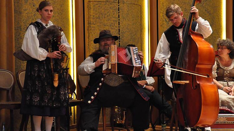 Neben Oberpfälzer Kulturgut pflegt die "Egerländer Familienmusik Schmidt" aus Leonberg in der Oberpfalz die Musik von der Eger.  Foto: Peter Klopf