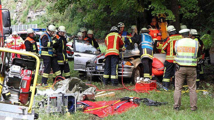 An einem Baum endete die Fahrt von Ebermannstadt in Richtung Drügendorf für eine Autofahrerin aus dem Landkreis Forchheim. Foto: Mathias Erlwein