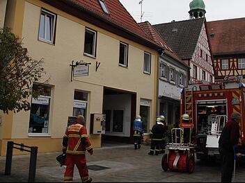 In der Wohnung in der Bahnhofstraße in Bad Staffelstein sorgte ein verbranntes Kissen für enorme Rauch- und Rußentwicklung. Die Feuerwehr musste vor allem Lüfter einsetzen. Foto: Ramona Popp