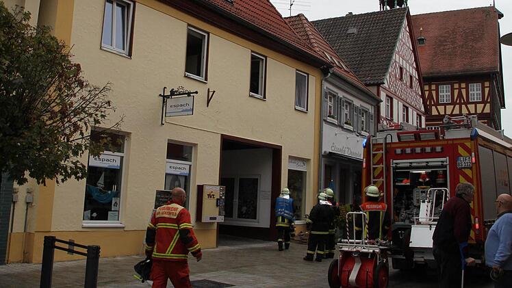 In der Wohnung in der Bahnhofstraße in Bad Staffelstein sorgte ein verbranntes Kissen für enorme Rauch- und Rußentwicklung. Die Feuerwehr musste vor allem Lüfter einsetzen. Foto: Ramona Popp
