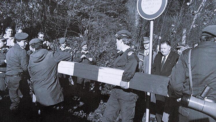 Der Schlagbaum am Falkenstein wurde am 12. November 1989 beseitigt.  Repro: Ronald Rinklef