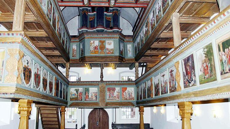 Im Katalog erkunden: Die Barockkirche mit den prächtigen Emporen- und Deckenmalereien.  Foto: s: Andreas Welz