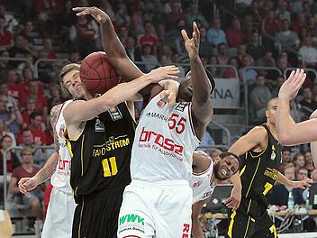 Der Ludwigsburger Adam Waleskowski (l.) schlägt mit voller Wucht Dawan Robinson den Ball aus den Händen.