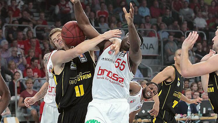 Der Ludwigsburger Adam Waleskowski (l.) schlägt mit voller Wucht Dawan Robinson den Ball aus den Händen.