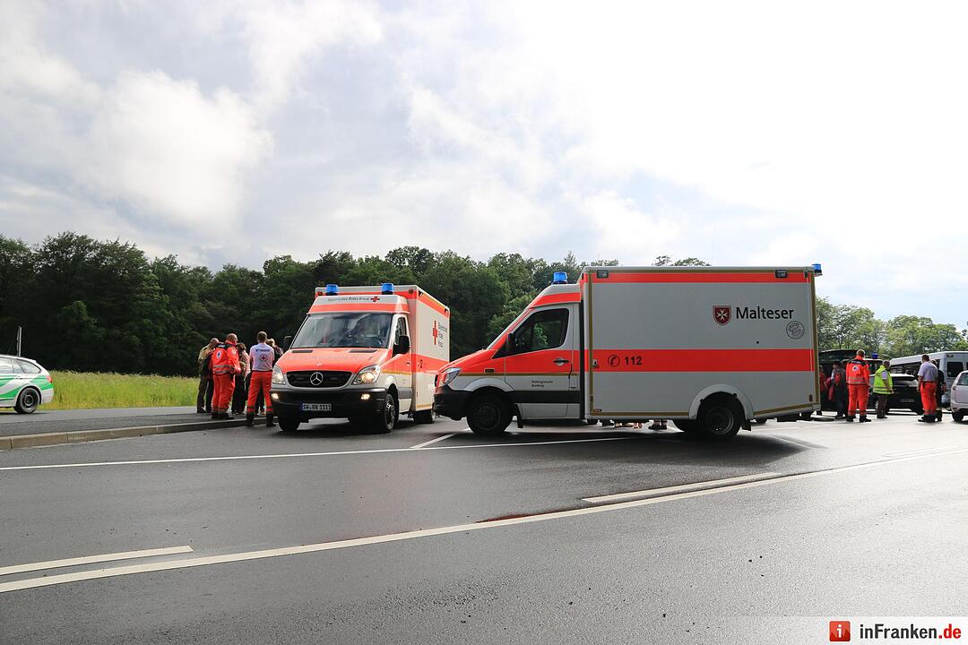 Unfall bei Ebrach: Mit Kindern besetzter Reisebus rutscht in Straßengraben