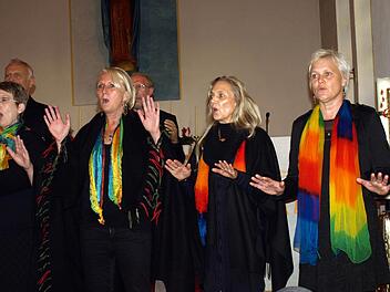 Ein Teil des Gospelchors Rainbow mit Solistin Waltraud (r.) Foto: Susanne Deuerling