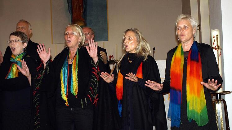Ein Teil des Gospelchors Rainbow mit Solistin Waltraud (r.) Foto: Susanne Deuerling