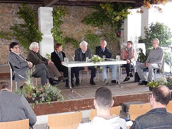 Erinnerung an früher. Autoren der Nachkriegszeit diskutierten mit Gästen über die Entwicklung der Literaturszene in Deutschland. Von links: Robert Schindel aus Österreich, Peter Hein aus Finnland, Elisabeth Plessen, Walter Hinderer, Hermann Piwitt, Zehra Cirak und Kurt Aebli (Schweiz).