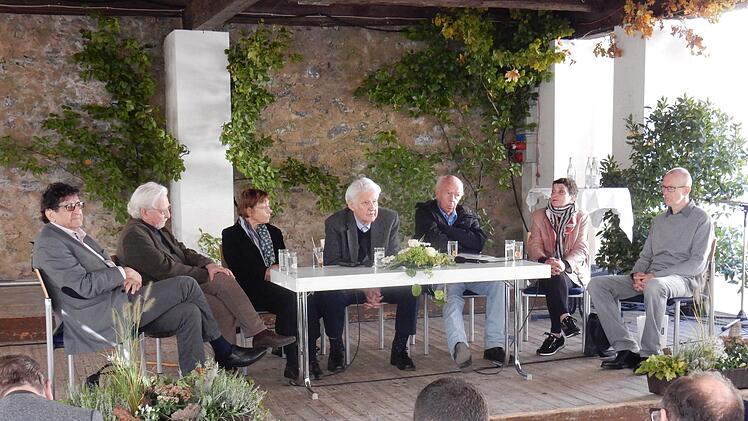 Erinnerung an früher. Autoren der Nachkriegszeit diskutierten mit Gästen über die Entwicklung der Literaturszene in Deutschland. Von links: Robert Schindel aus Österreich, Peter Hein aus Finnland, Elisabeth Plessen, Walter Hinderer, Hermann Piwitt, Zehra Cirak und Kurt Aebli (Schweiz).
