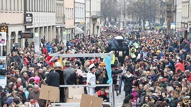 Die Narren haben Vorfahrt - da m&uuml;ssen auch die Busse eine Umleitung nehmen. Foto: RiegerPress