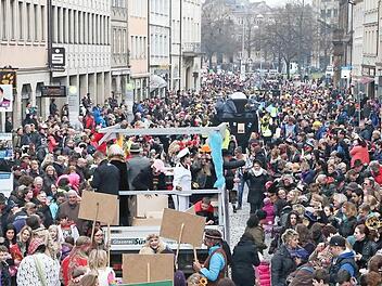 Die Narren haben Vorfahrt - da müssen auch die Busse eine Umleitung nehmen. Foto: RiegerPress