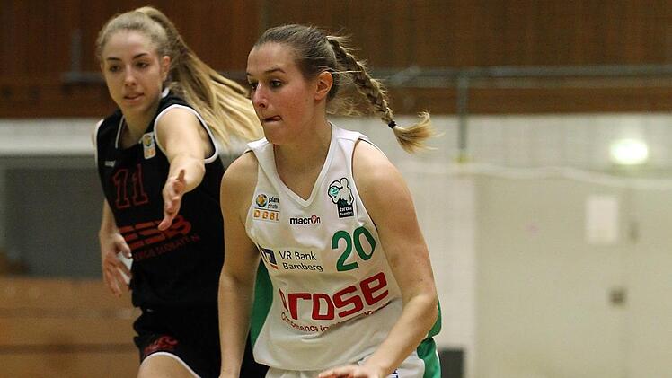 Schnell unterwegs in der "Blauen" waren die Wasserburger Basketballerinnen. Schneller als Sophie Perner (l.) ist hier jedoch die Bambergerin Sandra Schrüfer. Fotos: sportpress