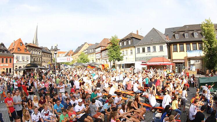 Nicht nur auf dem Lichtenfelser Marktplatz werden die Spiele der Nationalelf übertragen. Foto: Archiv / Tim Birkner