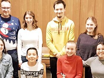 Spieler des Jahres wurden (sitzend, von links) mit Trainerin Klara Vierbücher Josuah Matern (mD), Magdalena Gütlein (wD), Trainerin Hannah Vierbücher, (stehend, von links) Abteilungsleiter Matthias Batzner, Trainer Miriam Ruppert, Niklas Zillig und Larissa Dietz. Fotos: Wolfgang Dietz