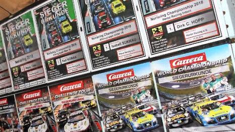 Urkunden schmücken die Kegelbahn, auf der das Rennen auf der extra aufgebauten Strecke stattfand.