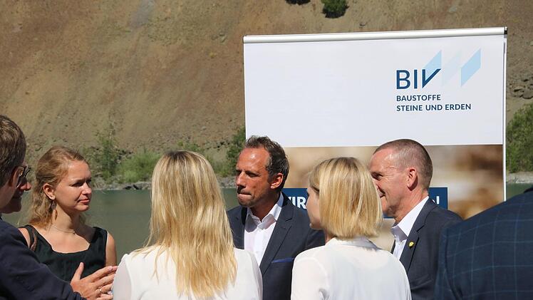 Umringt: Minister Glauber (Mitte). Foto: Jürgen Gärtner