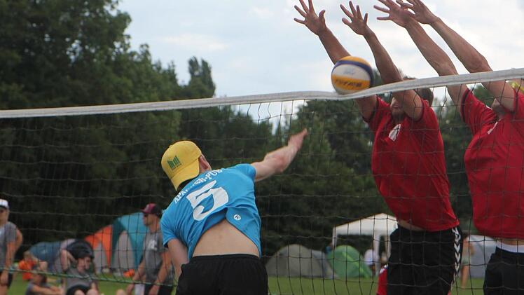 Volleyball: Die BSCler aus Woffenbach blocken einen "Apachen".