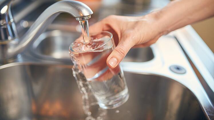 Die harmlos erscheinende Bitte um ein Glas Wasser wäre einer älteren Frau aus Wien fast zum Verhängnis geworden