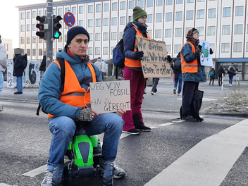 Letzte Generation blockiert Stra&szlig;e in Leipzig mit Spielzeugtraktor