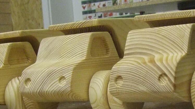 Eine neue Ladung Kipper läuft vom Band, obwohl es in der Werkstatt von Burkhard Fischer-Petersohn natürlich kein Band gibt. Hier wird alles per Hand gemacht.