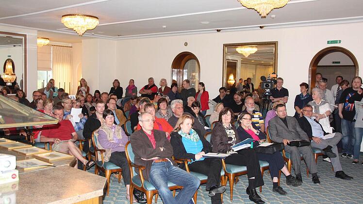 Das Interesse war groß, aber es waren auch viele Neugierige in Ex-Nobel-Hotel gekommen. Foto: Edgar Bartl