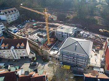 Das Brauhof-Gelände von oben: Drei Häuser sind schon im Bau, zwei weitere folgen noch: links, wo derzeit Baufahrzeuge stehen, und hinter dem Kran im Hang. Foto: Steffen Ittig