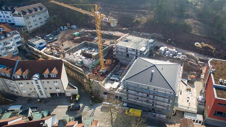 Das Brauhof-Gelände von oben: Drei Häuser sind schon im Bau, zwei weitere folgen noch: links, wo derzeit Baufahrzeuge stehen, und hinter dem Kran im Hang. Foto: Steffen Ittig