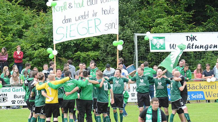 Siegestaumel pur: Nach dem 2:0-Sieg gegen die TSVgg Hausen bleibt die DJK Weichtungen weiter in der Kreisklasse. Hausen hingegen muss einen neuen Anlauf nehmen, die A-Klasse nach oben zu verlassen. Foto: ssp